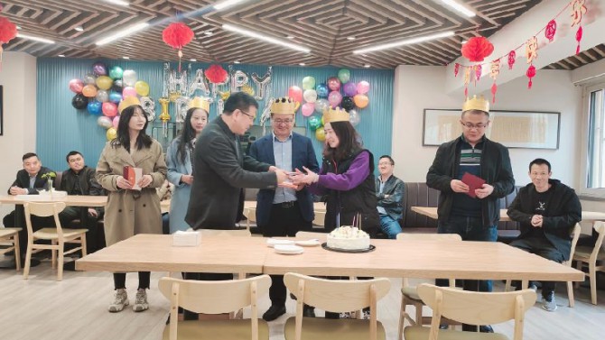 時(shí)光雖忙碌，我們一起成長(zhǎng)