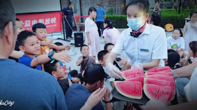 重拾兒時回憶 生活好不愜意  ——宜居陽光物業(yè)“西瓜電影節(jié)”圓滿結束