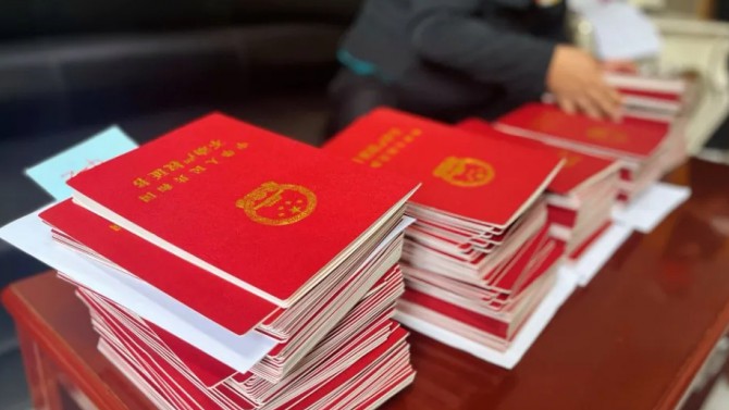 我為群眾辦實事 業(yè)主喜獲產(chǎn)權(quán)證 —甘肅建投地產(chǎn)·百酈灣項目順利辦證575戶